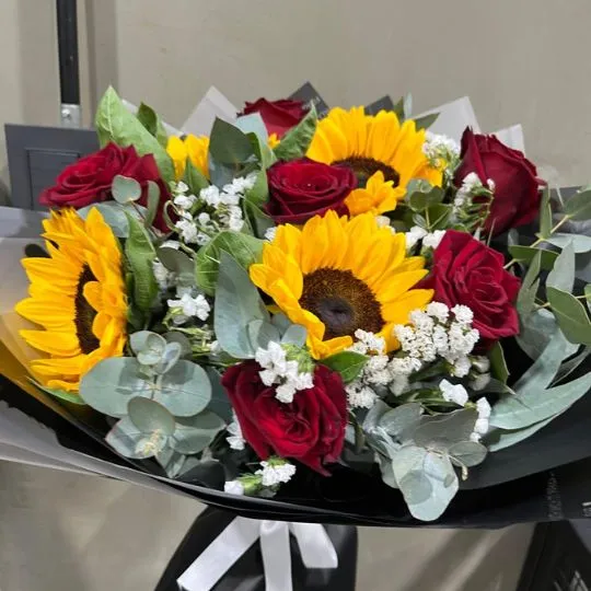 Ramo flores rosas rojas importadas y girasoles